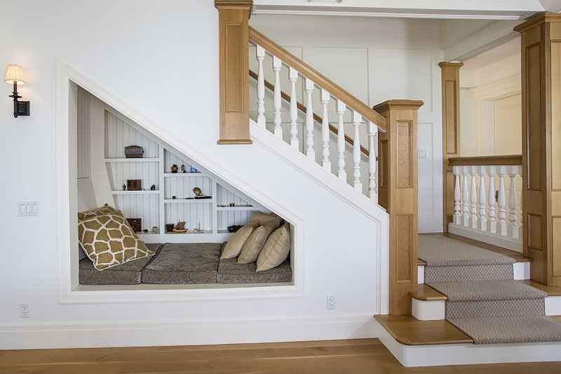 Купить Г-образная лестница с нишей под заказ, цена от 0 руб., в рассрочку. Лестницы в Гомеле и Речице.