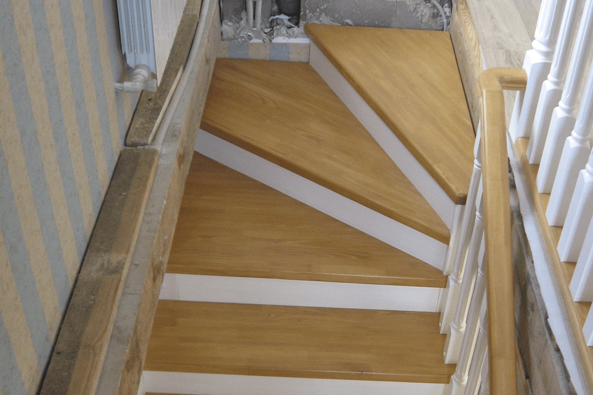 П-образная лестница в частном доме из сосны