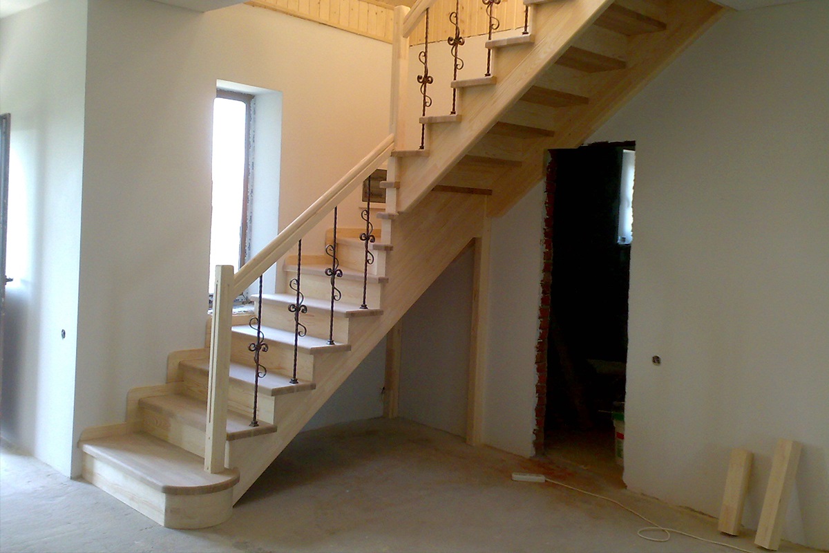 Купить Г-образная лестница с комбинированной (кованной-деревянной) балюстрадой из сосны под заказ, цена от 6540 руб., в рассрочку. Лестницы в Гомеле и Речице.