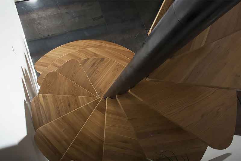 Купить Винтовая лестница с "парящими" ступенями под заказ, цена от 0 руб., в рассрочку. Лестницы в Гомеле и Речице.